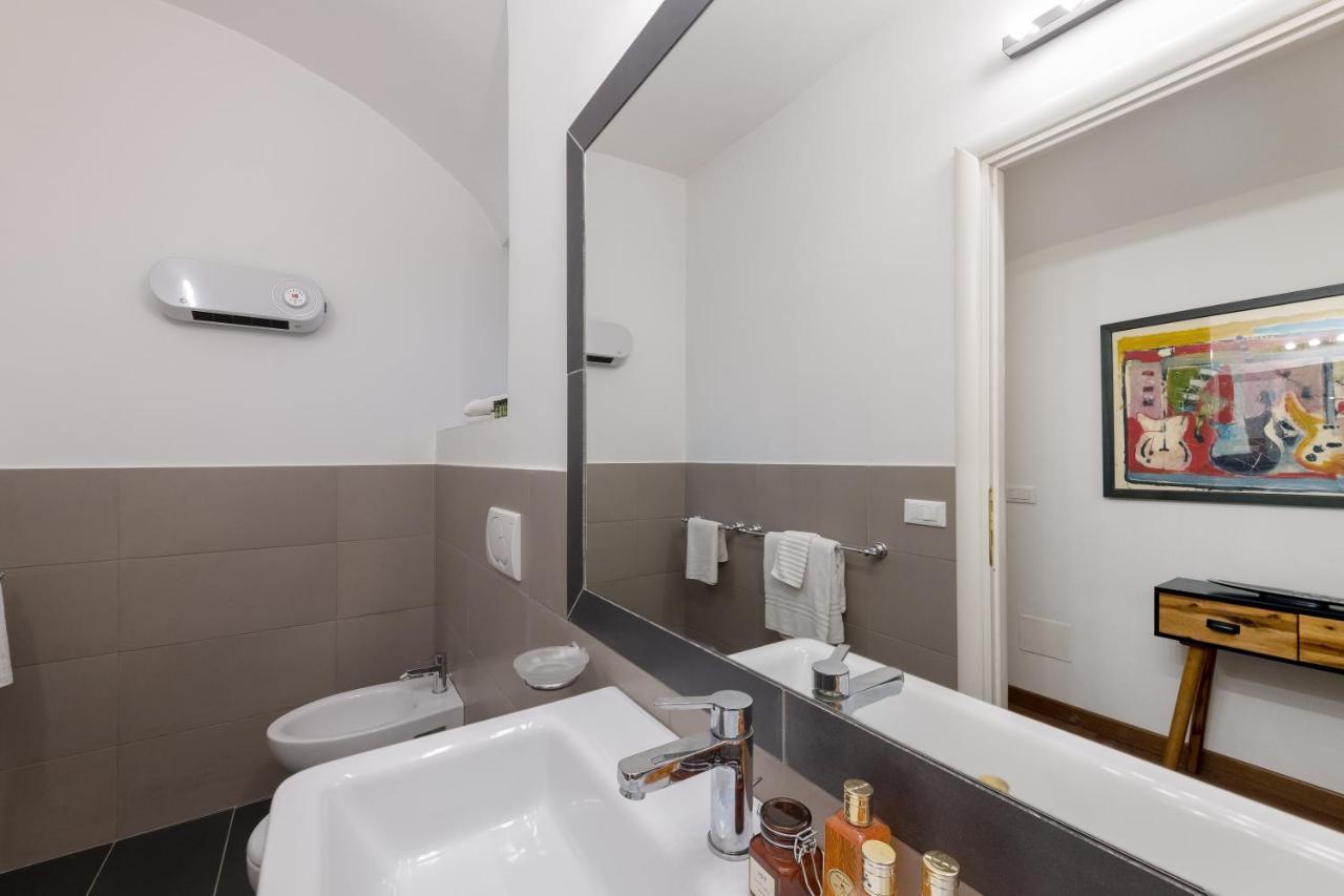 New! Amazing Piazza Navona View Apartment Рим Екстериор снимка