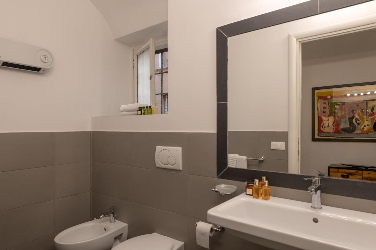 New! Amazing Piazza Navona View Apartment Рим Екстериор снимка
